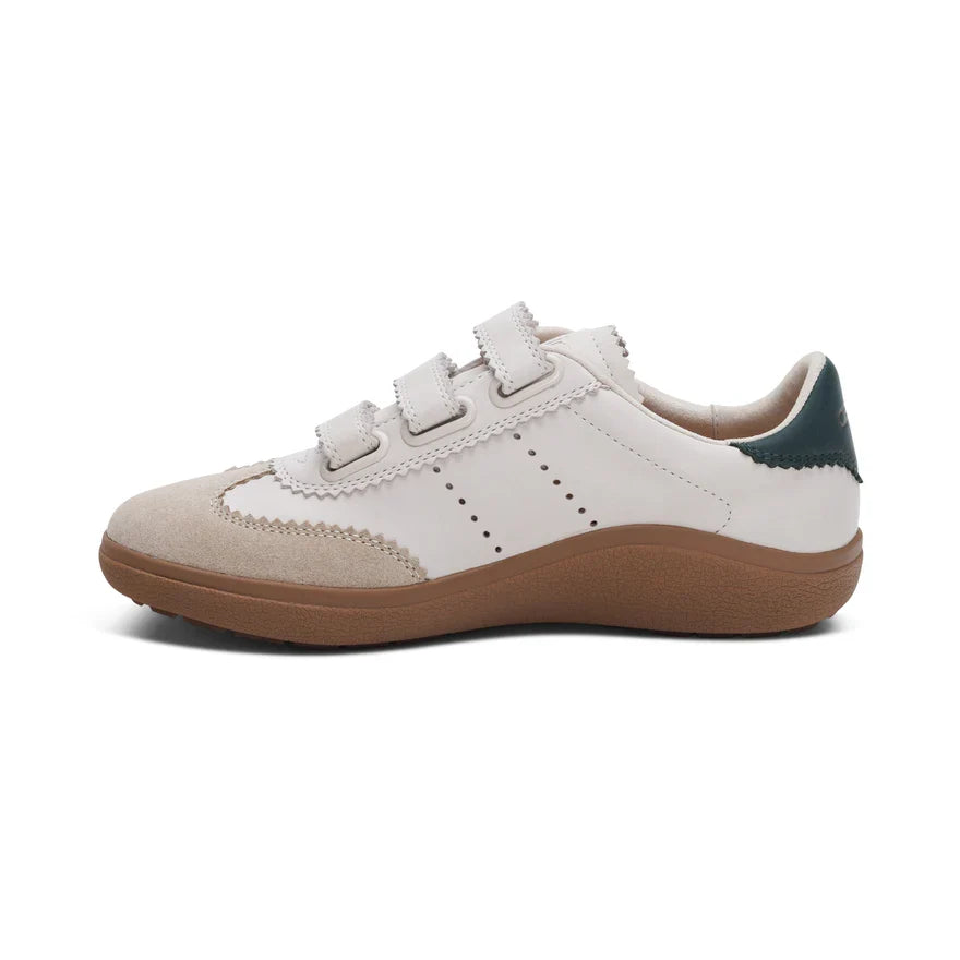 Morgan Shoe with Arch Support – in black (side view).