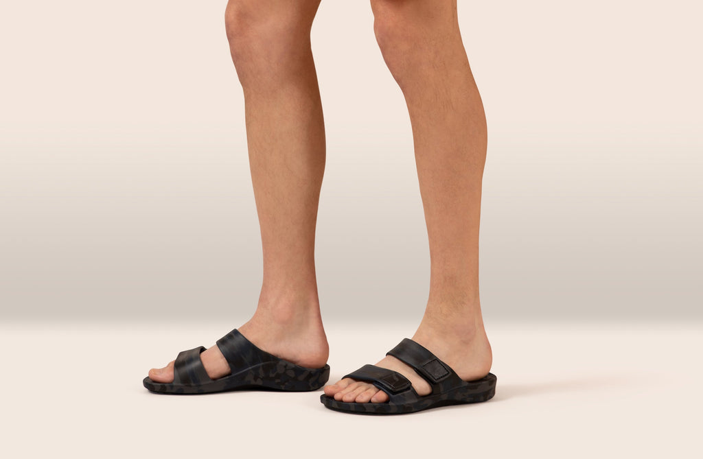 Milos Men's Sandal – in navy.